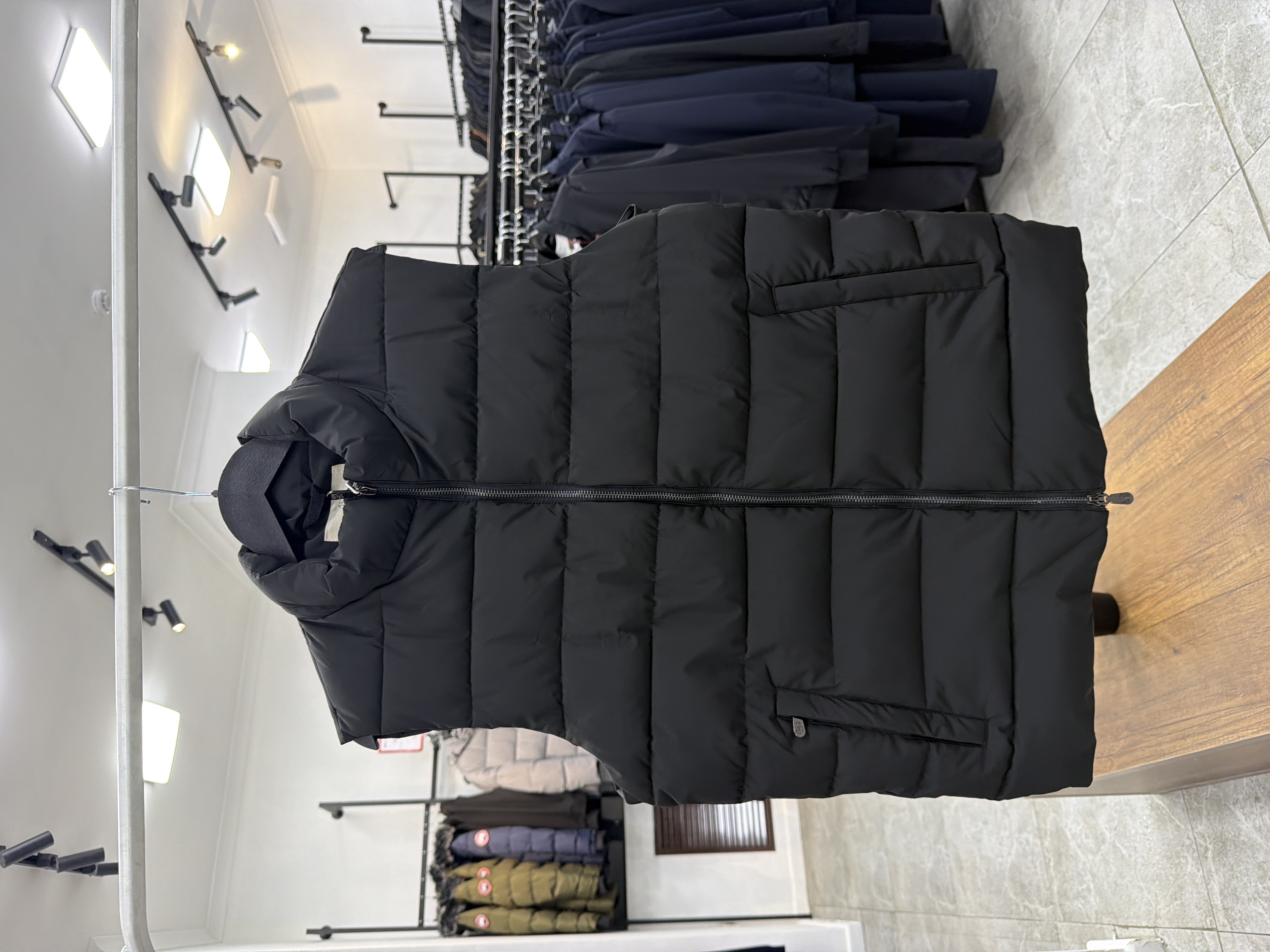 4998 Безрукавка-пуховик Brunello Cucenelli 5363 / 48 / черный